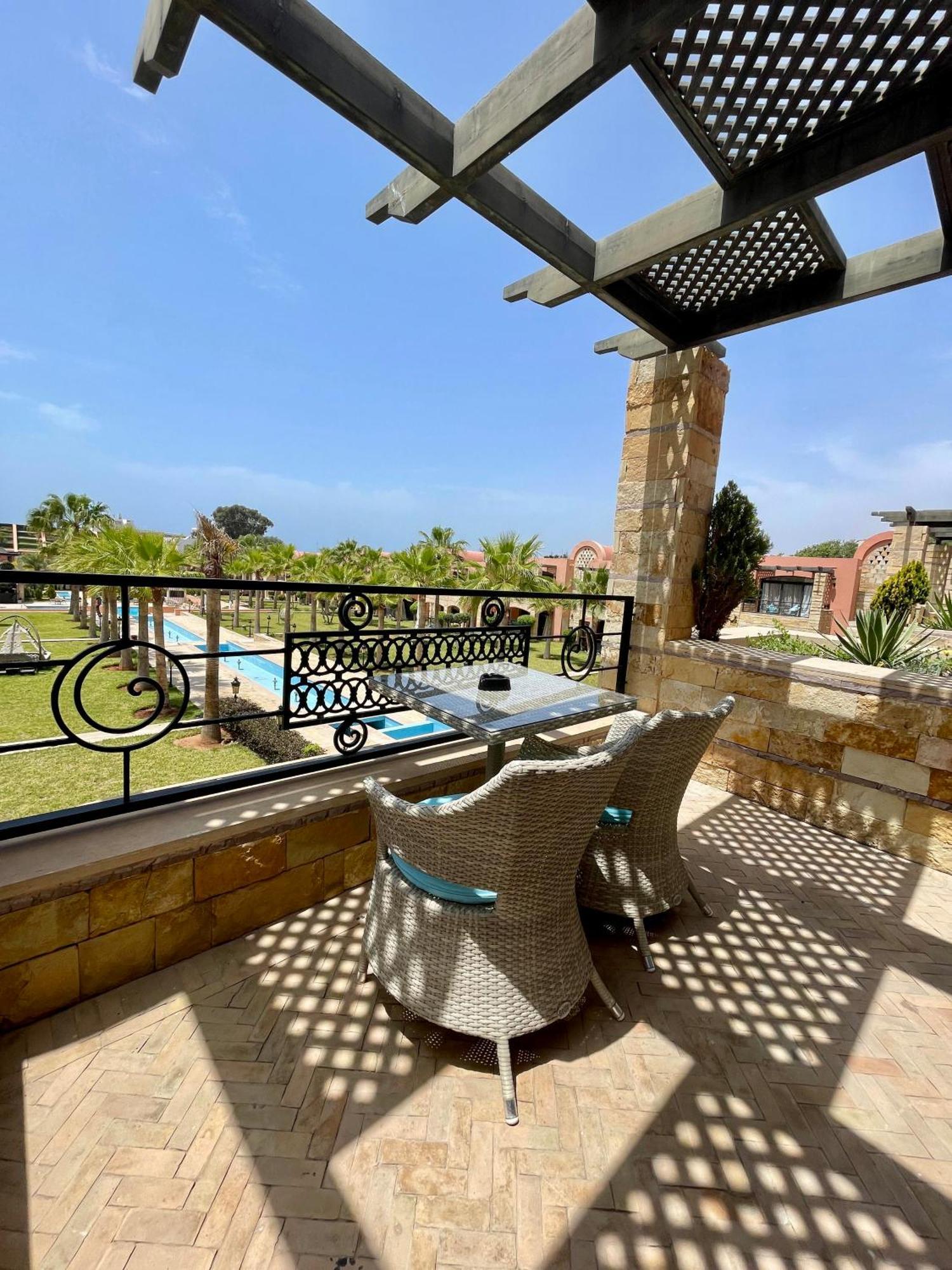 Suite Lit King-Size - Vue sur Piscine